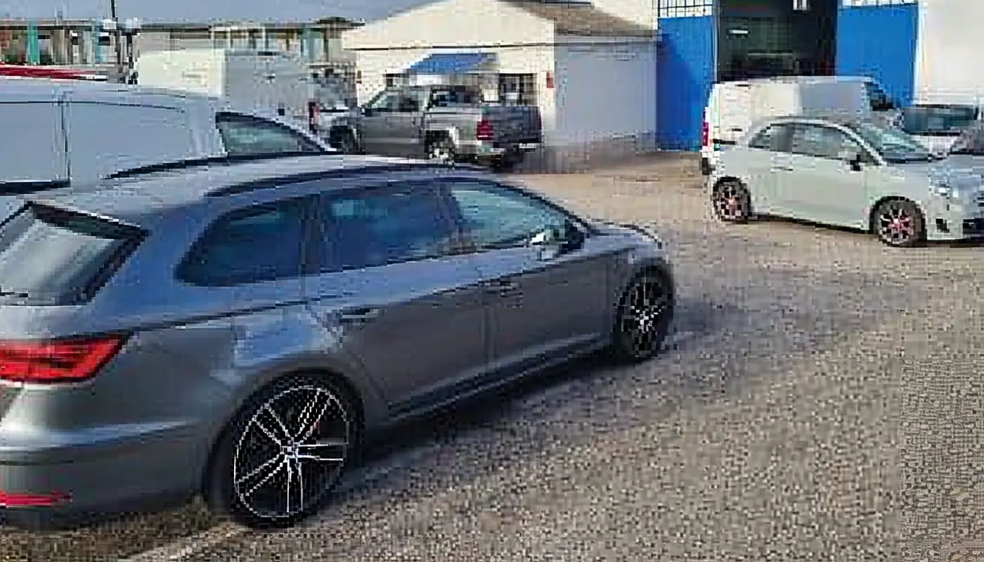 Carrinha cinzenta no parque da oficina